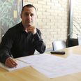 Metin Aydin, indehaver af Højbjerg Arkitekt og Byggerådgivning og stifter af egenvirksomhed.nu, vil også gerne have flere mentorer til projektet, som kan hjælpe andre folk med at komme af den offentlige forsørgelse. Foto: Martin Jørgensen
