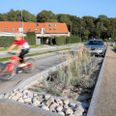 Et eksempel på et vejbed, hvorfra regnvandet ledes ned i regnvandsledninger. Billedet er fra Riisvangen, som er det første sted i Aarhus, der har separeret regnvand og spildevand. Nu sker det i Åbyhøj.