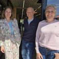 Frivillige omkring Molsværket, her Pernille Berg, til venstre, og Søren Ibsen, peger sammen med værkfører Pia Katballe, til højre, på Molsværket som fundament for et kommende frivilligcenter i Syddjurs. Foto: Anette Bonde.