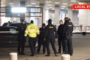I løbet af en uge er det lykkes Østjyllands Politi at sigte to personer for knivoverfaldet i starten af marts. Nu mangler de kun én gerningsmand.
