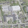 Låsby Skole fik kommunens laveste karaktergennemsnit ved de obligatoriske eksamener, som eleverne, der gik ud af 9. klasse, var til før sommerferie. Foto: Skråfoto, Klimadatastyrelsen