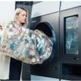 I den nye pantstation kan man hælde hele sække med emballage ned i slusen, hvorefter automaten sorterer plastflasker og dåser i løbet af kort tid. Pressefoto: Tomra