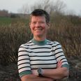 Favrskov Kommune forsøger at gøre op med den vanlige praksis om, at personalet udelukkende skal hjælpe de ældre med det, de er visiteret til, fortæller ældrechef Jeanette Rokbøl. Foto: Favrskov Kommune