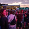 "Skal vi have en øl?" Nogle stod angiveligt i kø i fem kvarter for at få en øl ved den uofficielle åbning af Aarhus Festuge. Foto: Benny Kjølhede