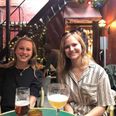 Veninderne Julie Højlund og Amalie Hensen har før været til Stand Up Open Mic og synes, det er forløsende at grine sammen.