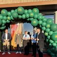 Borgmester Michael Stegger Jensen var naturligvis på pletten for at klippe snoren til kommunens første McDonald's restaurant. Pressefoto