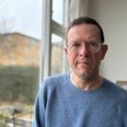 53-årige Henrik Bjerre håber at kunne genoptage sit arbejde få timer om ugen efter en alvorlig blodprop: »Ja, vores liv har slået en kolbøtte. Vi forventer ikke, at alt kan blive som før. Men vi havde forventet et minimum af livskvalitet og en hjælp til at leve et værdigt liv,« siger Henrik Bjerre, der har kone og et hjemmeboende barn i huset i Aarhus V. Foto: Louise Burmeister