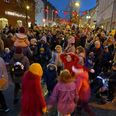 Østergade i Hammel var sort af mennesker ved juletræstændingen fredag 15. november. Det plejer da også at være lidt af et tilløbsstykke. Foto: CSJ