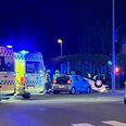 Brandvæsenet måtte vippe den væltede bil tilbage på hjulene igen. Foto: Presse-fotos.dk
