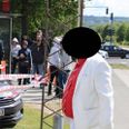 Den 53-årige mand i det hvide jakkesæt diskuterede med Paludan, inden han brød gennem politiets afspærring med en kniv.