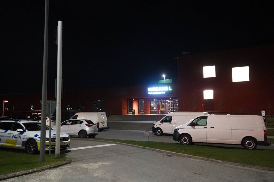 Østjyllands Politi har tirsdag aften anholdt en 46-årig mand kort tid efter, at en 41-årig mand blev dræbt af knivstik på Retspsykiatrisk Afdeling i Skejby. De pårørende er underrettet.