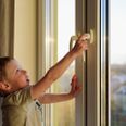»I forbindelse med leg har han fået åbnet vinduet. Det er sket i et ubemærket øjeblik,« lyder det fra vagtchef ved Københavns Politi. Model/arkivfoto: Adobe Stock