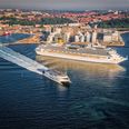 Costa Favoloso er en flittig gæst i Aarhus. "Sejlbåden" i forgrunden er en af Molslinjens færger.