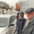 Birgit Tams og Leo Blegvad bor i hver sin ende af Frederiks Alle i Rønde. De ønsker begge lavere fart og vejbump. Foto: Kian Johansen