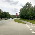 Når temperaturen kryber opad, sænker de nye færdselstavler automatisk den tilladte hastighed ved Knudhule Badehotel. Pressefoto