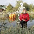 To grinebidere, som begge efterhånden er meget faste bestanddele i Magisk Halloween. For 26-årige Katrine Thørring Bastrup er ugen, hvor det indre legebarn virkelig får lov at træde frem, den perfekte måde at slutte året på.
