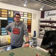 Der er ikke stille hos Tidens Farver på Trøjborg, fortæller Kim Bygballe, som er ansat i butikken. Foto: Martin Jørgensen