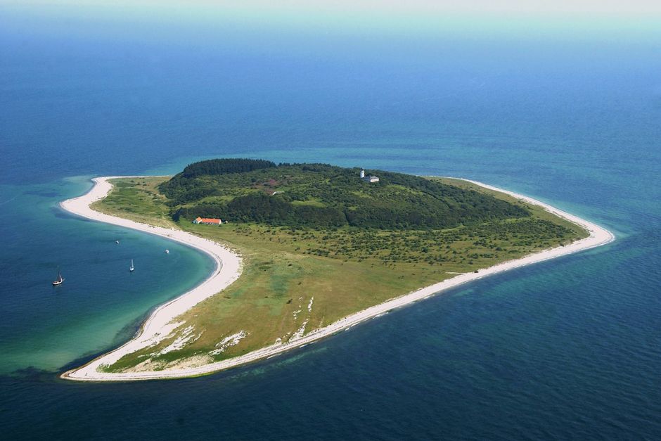 Hjelm er en lille ø, der befinder sig ca. 10 km ud for Ebeltofts kyst i Kattegat.  Foto: Arne Magnussen