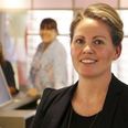 Trine Plejdrup er rigtig glad for at være vendt hjem til Hammel, hvor gamle bekendte dukker op i brillebutikken.