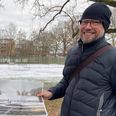 Mio Schrøder og Søren Krarup med en af skitserne til det kommende multihus i Møllevangkverteret i det vestlige Aarhus. I baggrunden er grunden, hvor det er planen, at det skal opføres.