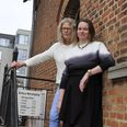 Birthe Wang (tv.) og Charlotte Nybro er en del af den daglige ledelse hos Aarhus Retshjælp på Vester Allé i Aarhus C.