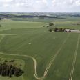 Gården hvor der planlægges hundecenter, ses i midten af billedet. Dronefoto: Michael Wulff