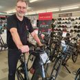 Henning Nørskov på en af sine 300 cykler i Fri BikeShop i Grenaa. Foto: Mogens Greve