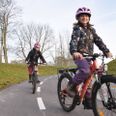 Nanna, Merle og Dagmar fra fra 3. klasse på Højboskolen i Hørning godkender den nye cykelsti.