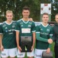 Emil Mortensen (fra venstre) og Sebastian Stær med to scorede Vivild IF’s mål, da Åstrup/Hammelev IF blev besejret med 3-1. Desuden uddelte fodboldformand Mathias Møller (fra højre) vingaver til Mathias Severinsen og Casper Moltke (i midten), som begge har spillet 100 turneringskampe på Vivild IF’s førstehold. Foto: Kurt Enevoldsen, Team Vivild