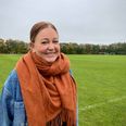 Tine V. Risager har i mange år brugt et utal af timer i hallen og siger selv, at hun næsten lige så godt kunne slå et telt op ude foran. Derfor er det også nærliggende for hende, at fodboldholdet skal være i Hørning IF Fodbold. Foto: Katrine Friis Pedersen