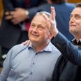 To tidligere kommunalbestyrelsesmedlemmer i Norddjurs, Malte Larsen (A) og Leif Lahn Jensen (A) under et møde i Folketingssalen. Sidstnævnte har måttet træde ud af valgkampen for et stykke tid for at komme sig over en omgang corona. (Foto: Mads Claus Rasmussen/Ritzau Scanpix)