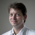 Professor Oliver Hendricks har været med til at udvikle behandling med biologiske lægemidler til gigtpatienter. 26. oktober holder han foredrag i Rønde. Pressefoto