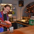 Mads Haumand har i to og et halvt år drevet Hva' Bar i en kælder tæt på Torvet i Grenaa. Her stod han klar med spændende specialøl og masser af cocktails. Og vinyler på grammofonerne. Men nu lukker han baren. Foto: Søren Andersen