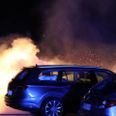 En bil, der holdt parkeret ved siden af den brændende bil fik ifølge politiet varmeskader. Foto: Presse-fotos.dk