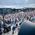 Man skulle nærmest være lavet af kanonstål for ikke at blive rørt over symbolikken i Sing for Unity, og hvordan den blev gjort til en ægte gåsehuds-begivenhed i Ebeltoft på FN's fredsdag 21. september.