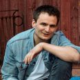Jonas Thyrsted underholder med sang, musik og gode historier ved Kulturelt Samvirke Favrskovs repræsentantskabsmøde. Pressefoto.