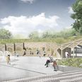 Det Grønne Torv med Den Blå Skulptur, der med årstiden skifter fra springvang til at blive skøjtebane
