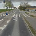 Dreng på tunet knallert kørte op bagi bil her ved Hadsten Skole. Foto: Google Maps.