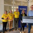 Vicefilialdirektør i Nordea Hadsten, Jakob Stentoft Jeppesen, overrækker en check på 20.000 kroner til Heidi Hagen Siem, formand for Natteravnene Hadsten-Hinnerup. Pressefoto