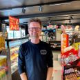 Lys i mørket for Torben Steenbock, Minicentret: Kunder bakker op op deres kiosk i en krisetid. Foto: Erland Rasmussen