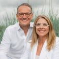 Allan Falk Gamborg og hustruen Lizbeth Falk kæmper en sej kamp med både lovgivning, godkendelser og blokeringer på sociale medier. Det er til trods for at deres produkt er 100 % lovligt. Pressefoto.
