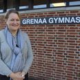 Rektor på Grenaa Gymnasium Helene Bendorff Kristensen har stadig overskud til smil, men med de kommende besparelser på busruterne på Djursland er hun reelt bekymret for uddannelsesbyen Grenaas fremtidige udseende.