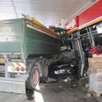 Føreren af denne lastbil fik et ildebefindende og drønede ind i to biler og indgangspartiet hos Circle K i Ølstykke. Foto: KT