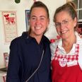 Tove Færch (th.) bor i Aarhus-bydelen Højbjerg. Hun er gift og mor til. Til venstre ses den nye leder af Karolines Køkken, Britta Surland. Foto: Arla