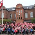 Realskolens fødselsdagsfejring begyndte med fælles sang og flaghejsning uden for skolen. Pressefoto