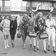 Fotomodelkonkurrence hos Salling. Fra venstre model Renée Toft Simonsen i selskab med Eileen Ford fra det amerikansk modelbureau Ford Model Agency. Ford var i Aarhus for at være dommer i en modelkonkurrence afholdt af Salling. På billedet ses desuden konkurrencens vinder Bine Kjellerup, nr. 2 Heidi Skovbøll og nr. 3 Karin Schmidt. Foto: Ib Hansen, 1982, Aarhus Stadsarkiv