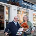 Fotograf Pernille Stougaard fejrer de nye tider sammen med Glenn Sthyr Jonassen, indehaver af Kokjo Foto, foran butikken i Adelgade. Pressefoto.