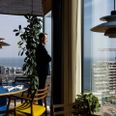 Restaurant Substans bor på 11. etage i Pakhusene på Aarhus Ø. Restauranten har coronalukket, men kok og ejer René Mammen laver mad alligevel til madprogrammer, der vises på Youtube. Foto: Joachim Ladefoged