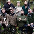Her er de ni deltagere, som skal kæmpe om at klare sig i den finske natur i jubilæumssæsonen af 'Alene i vildmarken’. Foto: Anders Birch, DR