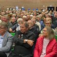1300 fyldte godt op på tilskuerrækkerne i Grenaa Idrætscenter til onsdagens borgermøde. Foto: Søren Andersen
